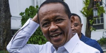 Bahlil Lahadalia pastikan BBM Pertamina mengandung etanol maksimal 5 persen dan telah lolos uji Lemigas, aman untuk kendaraan. (Foto: ANTARA FOTO/Galih Pradipta).