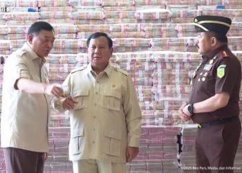 Jaksa Agung Burhanuddin menyerahkan Rp 13 triliun hasil kasus korupsi minyak goreng ke negara disaksikan Presiden Prabowo. (Foto: Youtube/Sekretariat Presiden)