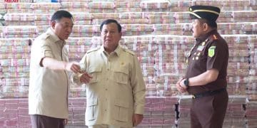 Jaksa Agung Burhanuddin menyerahkan Rp 13 triliun hasil kasus korupsi minyak goreng ke negara disaksikan Presiden Prabowo. (Foto: Youtube/Sekretariat Presiden)