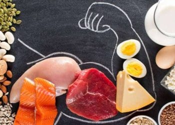 Asupan protein yang cukup membantu mencegah sarcopenia atau kehilangan otot di usia paruh baya. Cari tahu strategi nutrisi terbaik untuk tubuh sehat. Foto: UCLA Health