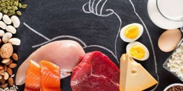 Asupan protein yang cukup membantu mencegah sarcopenia atau kehilangan otot di usia paruh baya. Cari tahu strategi nutrisi terbaik untuk tubuh sehat. Foto: UCLA Health