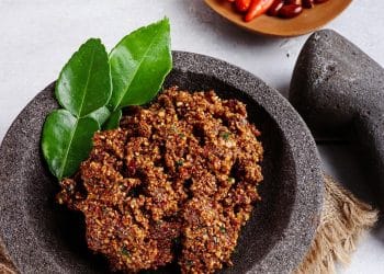 Resep sambal pecel kacang tanah khas Jawa, gurih dan pedasnya bikin ketagihan. Praktis dibuat di rumah dan cocok untuk aneka sayur rebus. (Foto: iStock)
