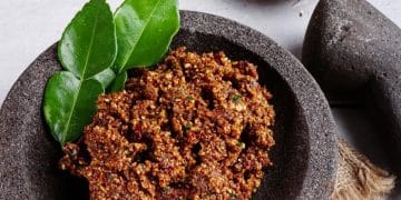 Resep sambal pecel kacang tanah khas Jawa, gurih dan pedasnya bikin ketagihan. Praktis dibuat di rumah dan cocok untuk aneka sayur rebus. (Foto: iStock)