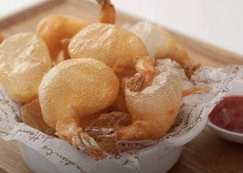 Resep udang balon gurih renyah dan mengembang sempurna. Mudah dibuat di rumah, cocok untuk camilan, lauk makan, atau ide jualan kekinian. (Foto: YouTube.com/table diary 식탁일기)