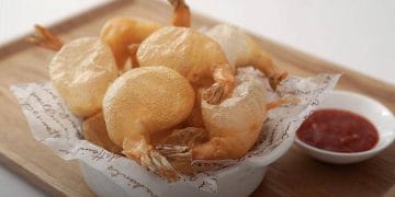 Resep udang balon gurih renyah dan mengembang sempurna. Mudah dibuat di rumah, cocok untuk camilan, lauk makan, atau ide jualan kekinian. (Foto: YouTube.com/table diary 식탁일기)