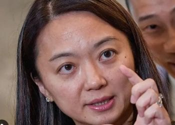 Menteri Pemuda dan Olahraga Malaysia, Hannah Yeoh, saat memberikan pernyataan resmi kepada media. (Foto: Bolasport.com)
