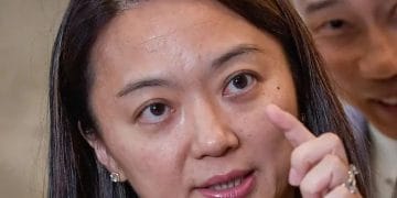 Menteri Pemuda dan Olahraga Malaysia, Hannah Yeoh, saat memberikan pernyataan resmi kepada media. (Foto: Bolasport.com)