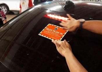 Pemerintah mulai menertibkan kendaraan yang menunggak pajak dengan menempelkan stiker khusus di mobil penunggak. Ini wilayah yang sudah melaksanakan. (Foto: sindonews.com)