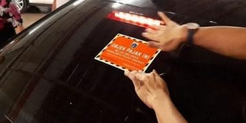 Pemerintah mulai menertibkan kendaraan yang menunggak pajak dengan menempelkan stiker khusus di mobil penunggak. Ini wilayah yang sudah melaksanakan. (Foto: sindonews.com)