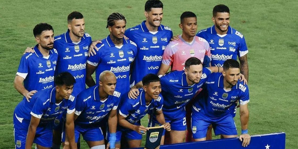 Persib Bandung Berpeluang Puncaki Grup G Liga Champions Asia Two Persib Bandung berpeluang besar memuncaki klasemen Grup G Liga Champions Asia Two jika mampu menumbangkan Selangor FC di laga kandang Kamis besok. (Foto: Dok. Persib Bandung)