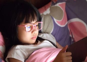 Gangguan penglihatan seperti mata minus bisa sebabkan kecemasan dan depresi pada anak, terutama yang kecanduan gawai. (Foto: royalprogress.com).