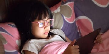 Gangguan penglihatan seperti mata minus bisa sebabkan kecemasan dan depresi pada anak, terutama yang kecanduan gawai. (Foto: royalprogress.com).