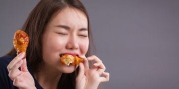 Makan sambal tapi gak kuat pedas? Coba 4 cara ini untuk latih toleransi pedas di lidah tanpa tersiksa. (Foto: Shutterstock)