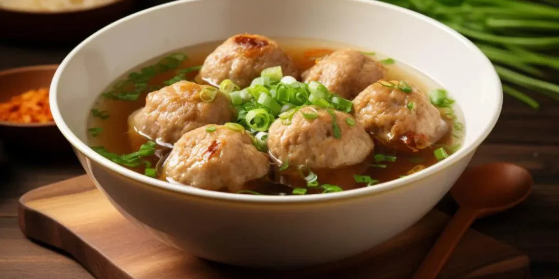 Semangkuk bakso ayam dengan kuah hangat dan taburan seledri. (Sumber: vecteezy.com/sebelastudio)