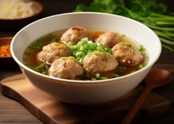 Semangkuk bakso ayam dengan kuah hangat dan taburan seledri. (Sumber: vecteezy.com/sebelastudio)