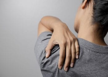 Pelajari latihan aman untuk meredakan nyeri punggung kronis. Menurut riset dan rekomendasi dokter, bergerak justru bisa memperbaiki kondisi, bukan memperparah. Foto: Freepik