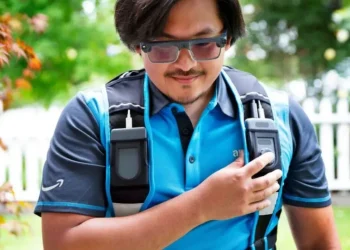 Amazon tengah menguji kacamata pintar Amelia berbasis AI untuk para kurirnya. Teknologi ini diklaim mampu tingkatkan efisiensi pengiriman. (Foto: ANTARA/HO-situs web Amazon)