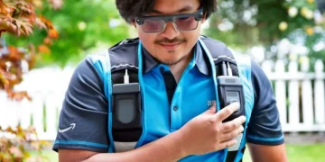 Amazon tengah menguji kacamata pintar Amelia berbasis AI untuk para kurirnya. Teknologi ini diklaim mampu tingkatkan efisiensi pengiriman. (Foto: ANTARA/HO-situs web Amazon)