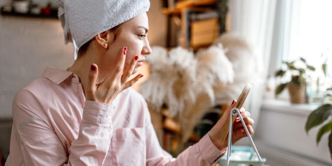 Tren baking soda untuk mencerahkan kulit viral di media sosial, tapi dokter kulit mengingatkan potensi iritasi dan kerusakan kulit jangka panjang. (Foto: healthline.com)