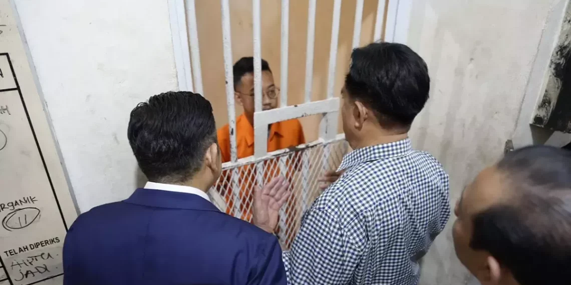 Aktivis Delpedro Marhaen kembali menulis surat dari Rutan Polda Metro, menagih janji Yusril Ihza Mahendra soal keadilan hukum di sidang praperadilan. (Foto: Dok.Humas Kemenko Kumham Imipas)