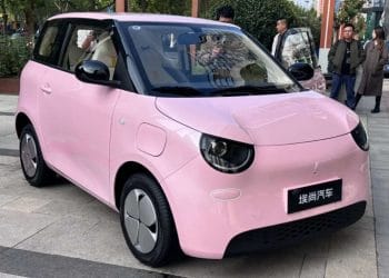 Wuling meluncurkan Aishang A100C, mobil listrik kecil dengan harga mulai Rp 90 jutaan dan jarak tempuh 220 km. Cocok untuk anak muda perkotaan. (Foto: Katadata)