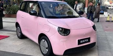 Wuling meluncurkan Aishang A100C, mobil listrik kecil dengan harga mulai Rp 90 jutaan dan jarak tempuh 220 km. Cocok untuk anak muda perkotaan. (Foto: Katadata)