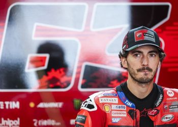 Francesco Bagnaia mengakui kesulitan di FP1 MotoGP Portugal 2025 karena salah memilih ban. Ia kemudian bangkit dan finis kedua di sesi Practice. (Foto: PATRICIA DE MELO MOREIRA/AFP)