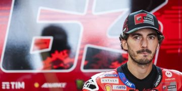 Francesco Bagnaia mengakui kesulitan di FP1 MotoGP Portugal 2025 karena salah memilih ban. Ia kemudian bangkit dan finis kedua di sesi Practice. (Foto: PATRICIA DE MELO MOREIRA/AFP)