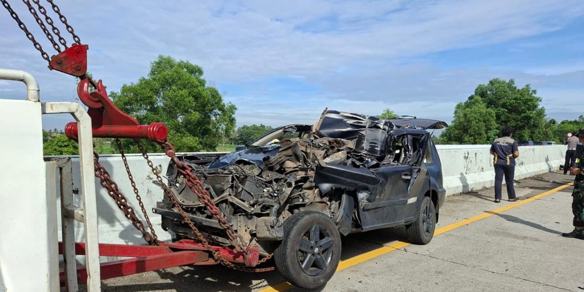 Sebuah mobil Nissan X-Trail ringsek usai kecelakaan di Tol Trans Sumatera Lampung, kurir ekstasi melarikan diri dan kemudian ditangkap. (Foto: Liputan6)