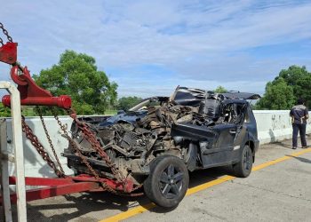 Sebuah mobil Nissan X-Trail ringsek usai kecelakaan di Tol Trans Sumatera Lampung, kurir ekstasi melarikan diri dan kemudian ditangkap. (Foto: Liputan6)