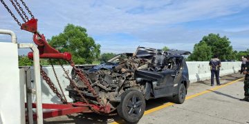 Sebuah mobil Nissan X-Trail ringsek usai kecelakaan di Tol Trans Sumatera Lampung, kurir ekstasi melarikan diri dan kemudian ditangkap. (Foto: Liputan6)