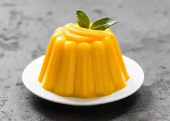 Resep puding labu kuning lembut dan gurih dengan saus santan manis gurih. Cocok untuk hidangan penutup keluarga yang praktis dan menggoda. (Foto: Aksana Ban/Shutterstock)