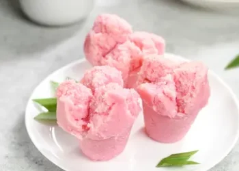 Inilah cara membuat kue mangkuk mekar sempurna tanpa ragi. Gunakan bahan sederhana dan teknik kukus tepat agar hasil empuk dan cantik meski sudah dingin. (Foto: shutterstock/id/g/Kristanti)