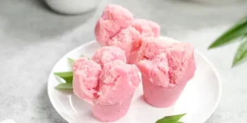 Inilah cara membuat kue mangkuk mekar sempurna tanpa ragi. Gunakan bahan sederhana dan teknik kukus tepat agar hasil empuk dan cantik meski sudah dingin. (Foto: shutterstock/id/g/Kristanti)