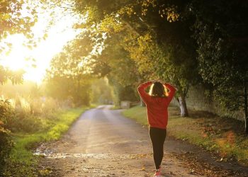 Jalan kaki bisa bantu turunkan berat badan bila dilakukan dengan cara yang tepat. Simak panduan lengkapnya agar hasil lebih maksimal. (Foto: Pixabay)