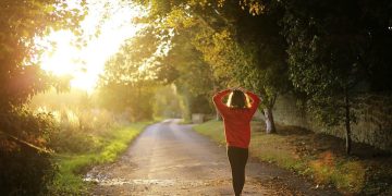 Jalan kaki bisa bantu turunkan berat badan bila dilakukan dengan cara yang tepat. Simak panduan lengkapnya agar hasil lebih maksimal. (Foto: Pixabay)