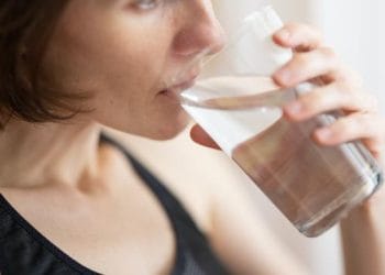 Kurang minum air tak hanya membuat tubuh lemas, tapi juga bisa mempercepat penuaan kulit dan memicu iritasi. Begini penjelasan ahli soal pentingnya hidrasi. (Foto: Engin Akyurt/Unsplash)