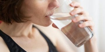 Kurang minum air tak hanya membuat tubuh lemas, tapi juga bisa mempercepat penuaan kulit dan memicu iritasi. Begini penjelasan ahli soal pentingnya hidrasi. (Foto: Engin Akyurt/Unsplash)