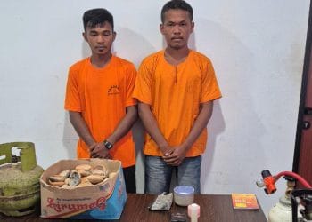 Polda Riau mengungkap penampungan dan pemurnian emas ilegal di Kuansing. Dua pelaku ditangkap dan terancam hukuman penjara hingga 5 tahun. (Foto: Liputan6)