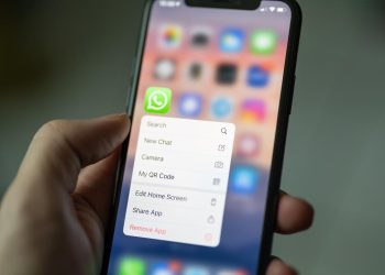 WhatsApp uji coba fitur dua akun dalam satu iPhone. Pengguna bisa mengelola akun kerja dan pribadi tanpa aplikasi tambahan. Simak detailnya di sini. (Foto: Unsplash/Mika)