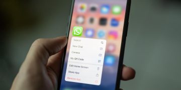 WhatsApp uji coba fitur dua akun dalam satu iPhone. Pengguna bisa mengelola akun kerja dan pribadi tanpa aplikasi tambahan. Simak detailnya di sini. (Foto: Unsplash/Mika)