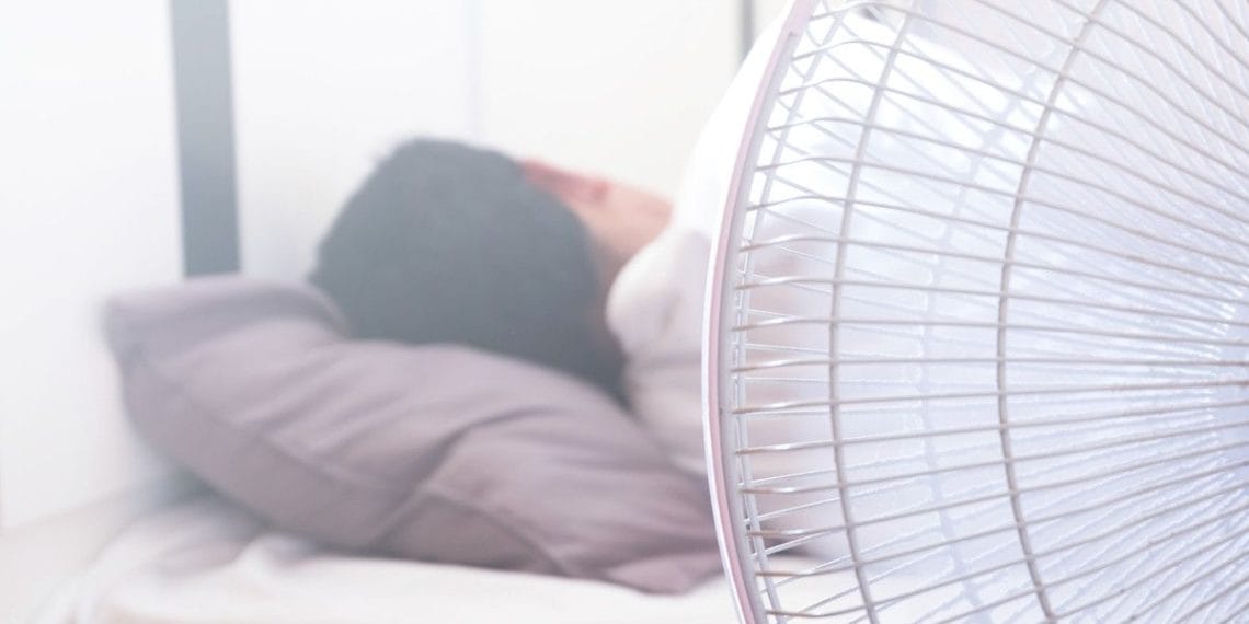 Viral tidur pakai kipas angin disebut bisa sebabkan asam urat. Benarkah? Simak penjelasan dokter soal mitos yang ramai di media sosial ini. (Foto: Shutterstock)