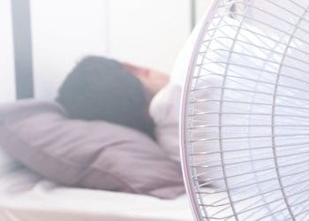 Viral tidur pakai kipas angin disebut bisa sebabkan asam urat. Benarkah? Simak penjelasan dokter soal mitos yang ramai di media sosial ini. (Foto: Shutterstock)
