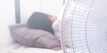 Viral tidur pakai kipas angin disebut bisa sebabkan asam urat. Benarkah? Simak penjelasan dokter soal mitos yang ramai di media sosial ini. (Foto: Shutterstock)