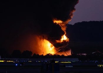 Tiga orang tewas dan 11 luka dalam kecelakaan pesawat kargo UPS yang jatuh dan meledak di Kentucky, Amerika Serikat. (Foto: Dok. AP/Jon Cherry)