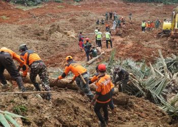 Pencarian 21 warga hilang akibat longsor Cilacap terus dikebut. Tim SAR gabungan mengerahkan alat berat dan membagi lima sektor pencarian. (Foto: Bakhtiar Rahman/AFP)