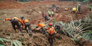 Pencarian 21 warga hilang akibat longsor Cilacap terus dikebut. Tim SAR gabungan mengerahkan alat berat dan membagi lima sektor pencarian. (Foto: Bakhtiar Rahman/AFP)