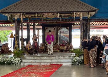 Penobatan Pakubuwono XIV tetap digelar meski ada permintaan penundaan dari Tedjowulan. Prosesi jumenengan berlangsung di tengah masa berkabung Keraton Surakarta. (Foto: Liputan6)