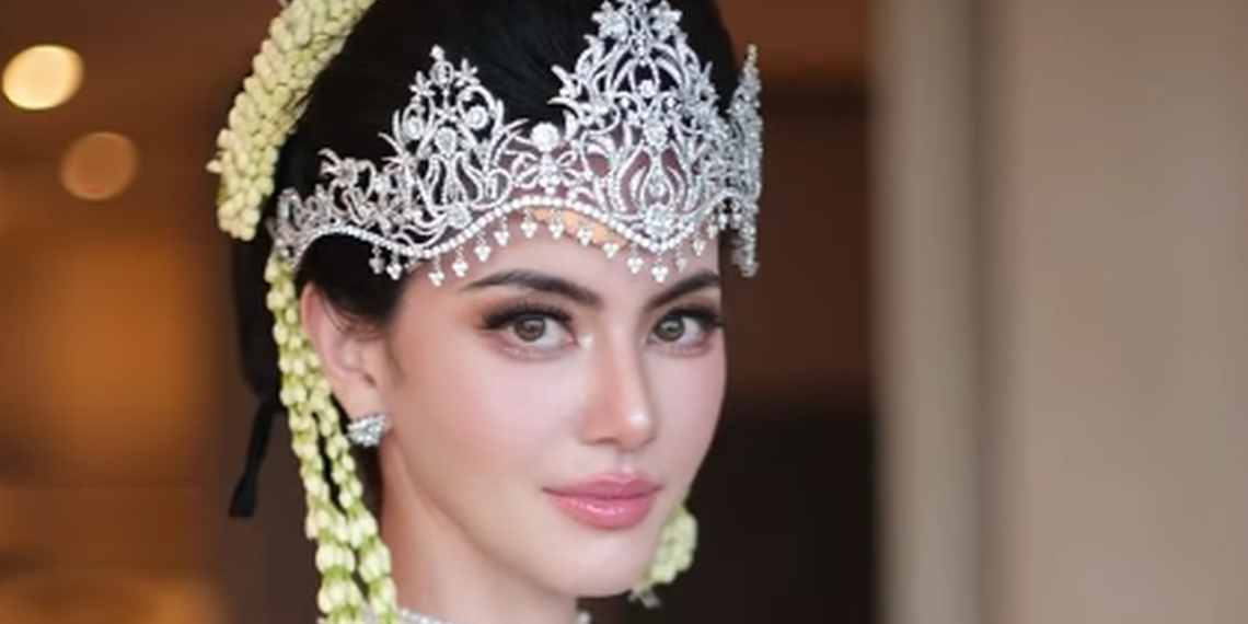 Aktris Thailand Davika Hoorne tampil dengan kebaya dan Siger Sunda, memancarkan pesona pengantin tradisional Indonesia yang anggun dan berkelas. (Foto: Instagram @davikah)