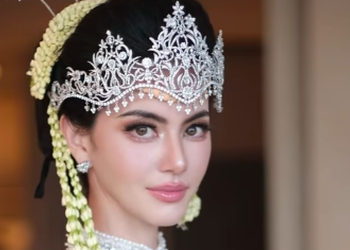 Aktris Thailand Davika Hoorne tampil dengan kebaya dan Siger Sunda, memancarkan pesona pengantin tradisional Indonesia yang anggun dan berkelas. (Foto: Instagram @davikah)